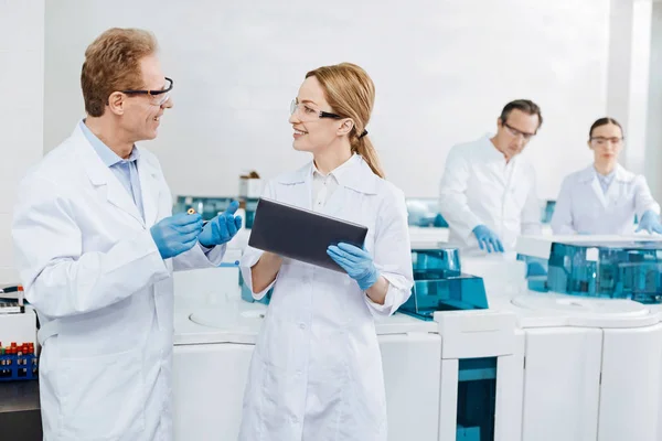 Female scientist holding tablet — Stock Photo, Image