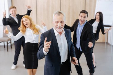 Mutlu mutlu adam takımın önünde ayakta