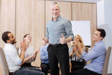 Jest Yaşasın gösterilen neşeli yakışıklı adam