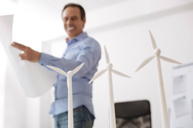 Neşeli professioanl engineeer rüzgar türbini projede yer