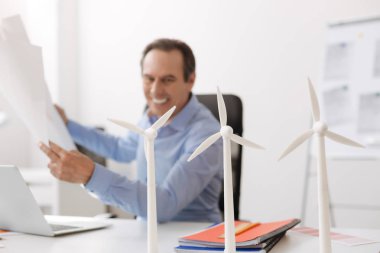 Wund türbinleri binasında çalışan kıdemli mühendis