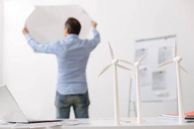 Rüzgar türbinleri projede çalışan profesyonel mühendis