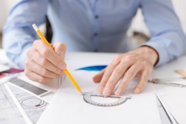 Bir iletki kullanarak profesyonel mühendis