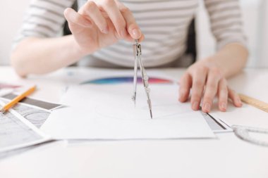 Pergel kullanılarak profesyonel kadın mühendis