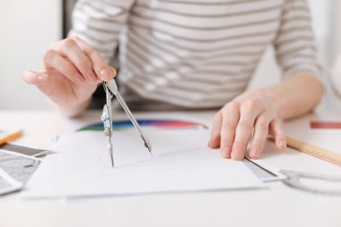 Profesyonel kadın bir çizim yapmak