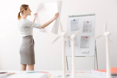 Pozitif kadın mühendis holding blueprint