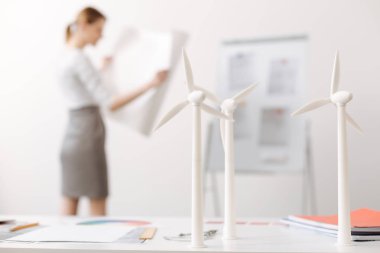 Seçici odak masada duran Rüzgar türbinleri modelleri