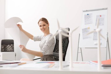 Usta kadın Rüzgar türbinleri Eko yapı üzerinde çalışma