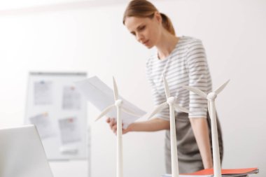 Rüzgar türbinleri projede çalışan kadın konsantre