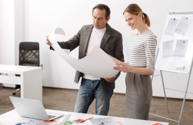 Profesyonel mühendisleri proje üzerinde birlikte çalışma