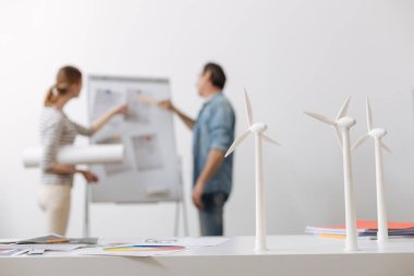 Rüzgar türbinleri tartışırken Proje mühendisi