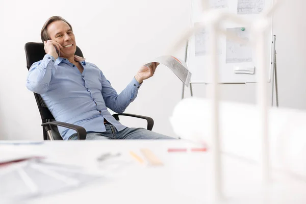 Ingeniero positivo sentado en la oficina — Foto de Stock