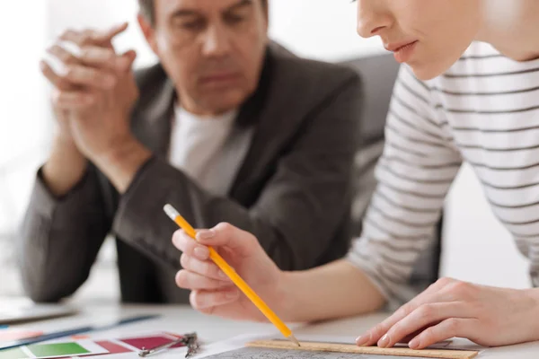 Professionelle Ingenieurin bei der Arbeit mit ihrem Kollegen — Stockfoto