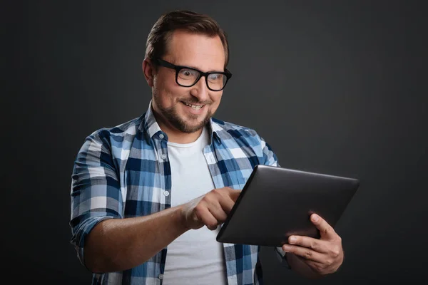 Focado homem positivo trabalhando com seu gadget — Fotografia de Stock