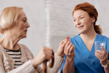 Bayan doktorlar emirlere