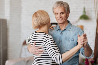 yaşlı adam karısıyla dans