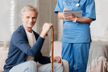 Özel bir Danışma sahip büyüleyici yaşlı adam