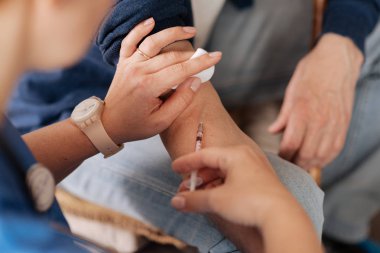 Bir enjeksiyon yapma dikkatli Hemşirelik eğitimi