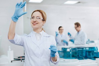 Çekici tıbbi çalışan test tüpü incelenmesi