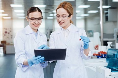 Tablet ekranına bakarak iş arkadaşları