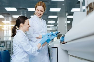 Mutlu kadın laboratuvar görevlileri pozitif ifade