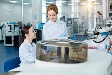 Mutlu genç teknisyenleri zevk ile çalışma