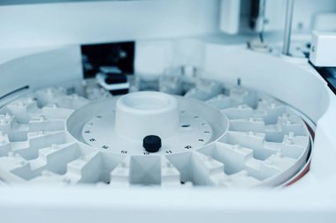 Tıp mobilyası parçası olarak beyaz bir daire