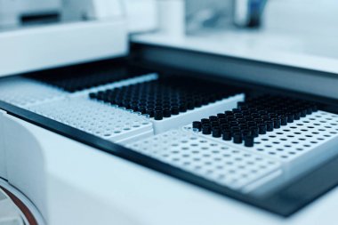 Test gözlük siyah kapaklı büyük kutu içinde ayakta dizi