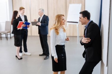Neşeli keyifli iş arkadaşları birbirleriyle konuşan