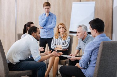 insanlar kendi sorunlarını tartışıyor