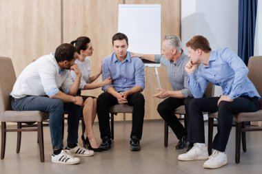 İyi görünümlü pozitif insanlar onların sempati gösterilen