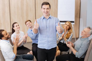 Neşeli genç adam büyük bir ruh halinde olmak