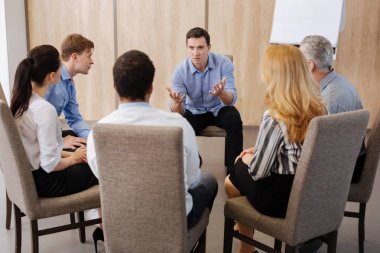 Meslektaşları için konuşan güzel genç adam