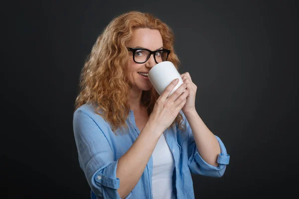 Изящная леди наслаждается освежающим кофе — стоковое фото