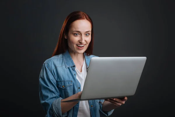 Ragazza entusiasta di e-mail ricevute — Foto Stock