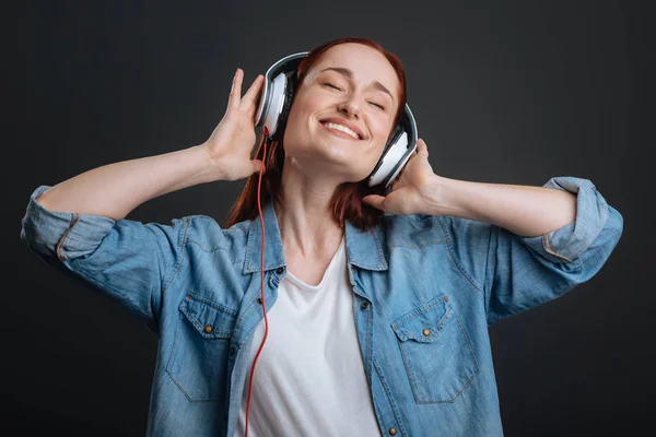 Συναισθηματική εμπνευσμένη γυναίκα που αγαπά να ακούτε μουσική — Φωτογραφία Αρχείου