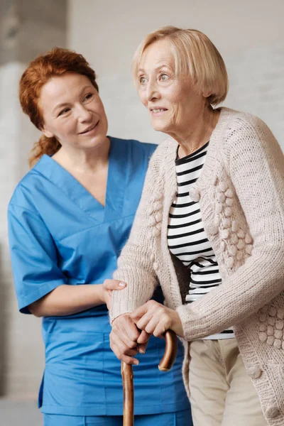 Медсестра допомагає своєму пацієнту стояти — стокове фото