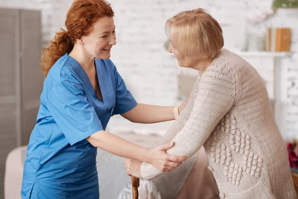 Tacksam beundransvärd kvinna hälsning hennes sjuksköterska — Stockfoto