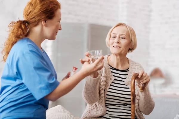 Femme accomplissant les prescriptions des médecins — Photo