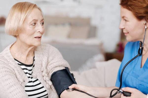 Medico che esegue la pressione sanguigna dei pazienti — Foto Stock