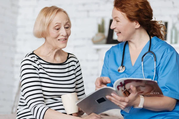 Medicinsk arbetare visar en artikel i tidningen — Stockfoto