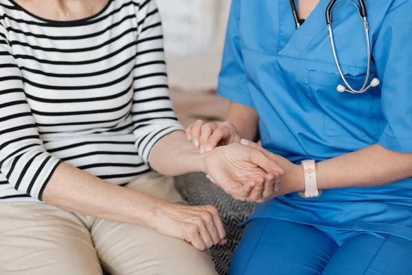 Médico comprobar cómo late el corazón de los pacientes — Foto de Stock