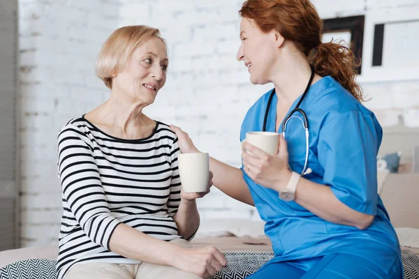 Adorable femme âgée remerciant son médecin — Photo