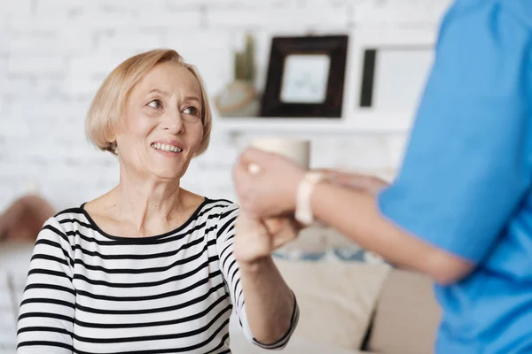 Mujer brillante positivo agradecido por la ayuda — Foto de Stock