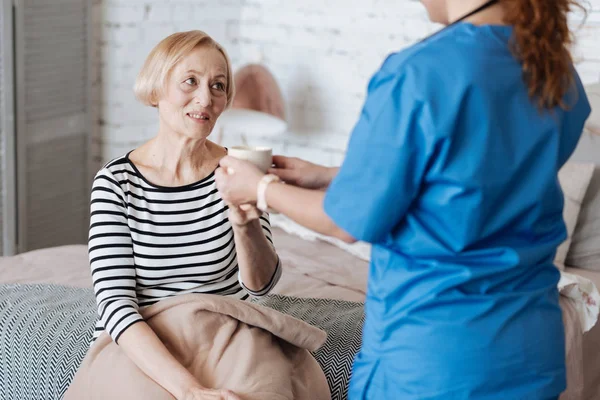 Mujer adorable agraciada recuperándose del frío — Foto de Stock