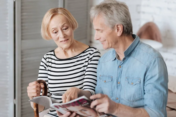 Paar diskutiert interessanten Artikel — Stockfoto