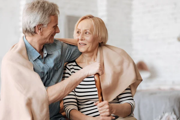 Paar genießt ein angenehmes Gespräch — Stockfoto