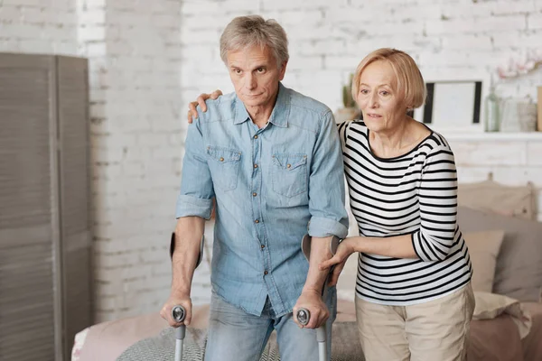 Senior man ser beslutsamma — Stockfoto