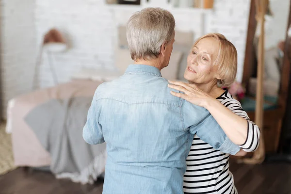 Ancianos sintiéndose románticos — Foto de Stock