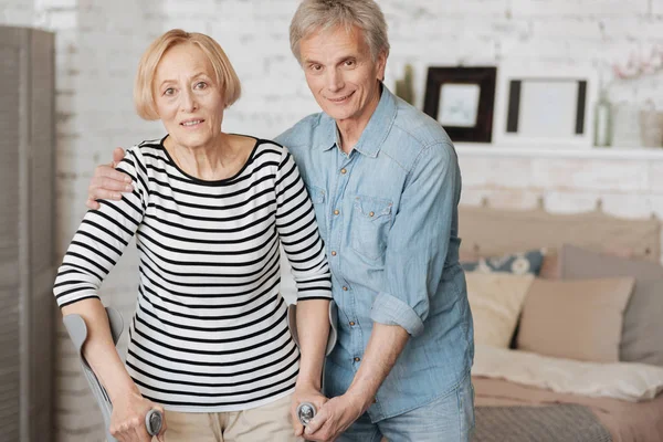 Hombre ayudando a su señora a recuperarse — Foto de Stock